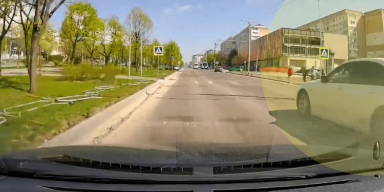 Tragediile nu învață minte pe toți! Șofer de BMW nu cedează unor copii care vor să traverseze strada la Ciocana