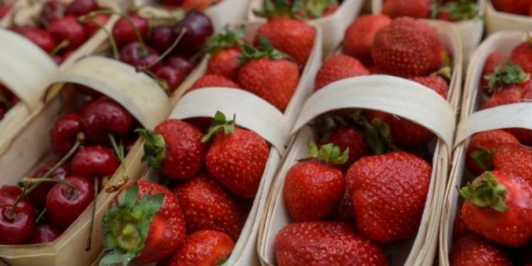 Prețuri record la cireșe și căpșuni: Cumpărătorii mai mult se uită, decât procură, iar comercianții se plâng că nu au vânzări | VIDEO