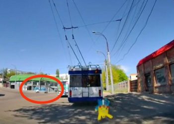 Momentul în care un Porsche intră cu viteză într-o intersecție și lovește o altă mașină | VIDEO