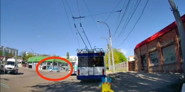 Momentul în care un Porsche intră cu viteză într-o intersecție și lovește o altă mașină | VIDEO