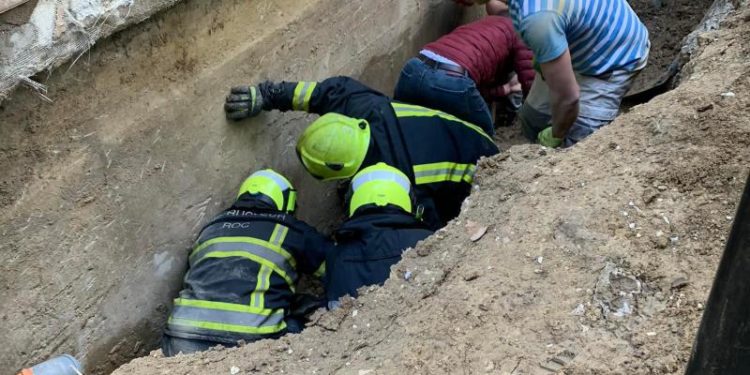 Clipe de groază pentru mai mulți muncitori, la Buiucani: Peretele unei clădiri s-a prăbușit peste ei. Salvatorii și medicii, la fața locului | VIDEO