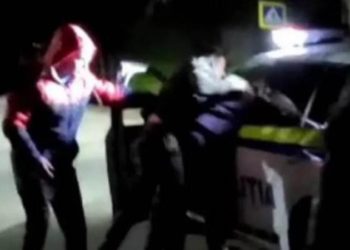 Bătaie cu pumnii şi insultări între un polițist ce verifica un automobil şi un tânăr băut: „Închide botul! – Cheamă grupa, na”