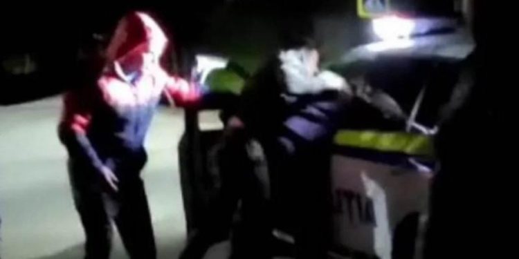Bătaie cu pumnii şi insultări între un polițist ce verifica un automobil şi un tânăr băut: „Închide botul! – Cheamă grupa, na”