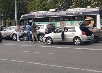 Carambol pe bulevardul Ștefan cel Mare: Patru maşini, boțite în urma unui impact