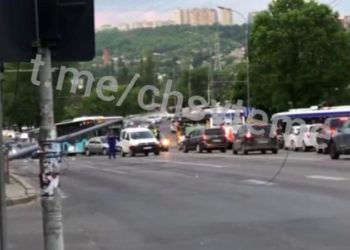 Un pilon de electricitate cu linii de troleibuz a căzut pe o stradă din centrul capitalei: Circulația, dată peste cap | VIDEO