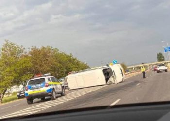 Accident grav pe traseul Chișinău-Bălți: Un microbuz de rută s-a răsturnat, după ce s-a lovit cu o maşină | VIDEO
