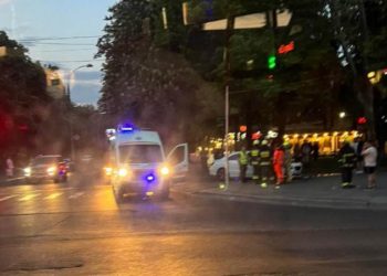 Două maşini, avariate, după ce s-au lovit într-o intersecţie la Buiucani: Ambulanţa şi salvatorii, la faţa locului | FOTO