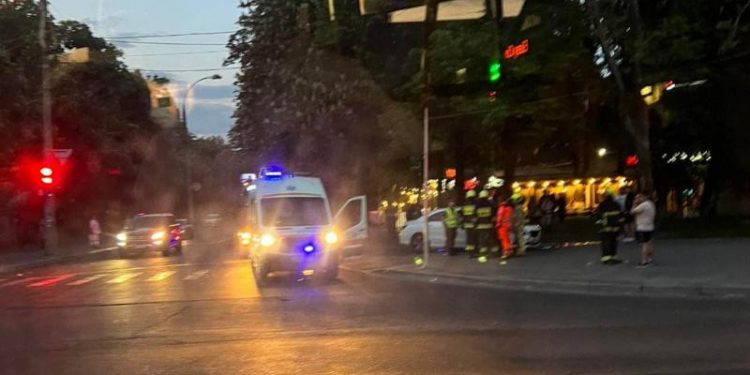 Două maşini, avariate, după ce s-au lovit într-o intersecţie la Buiucani: Ambulanţa şi salvatorii, la faţa locului | FOTO