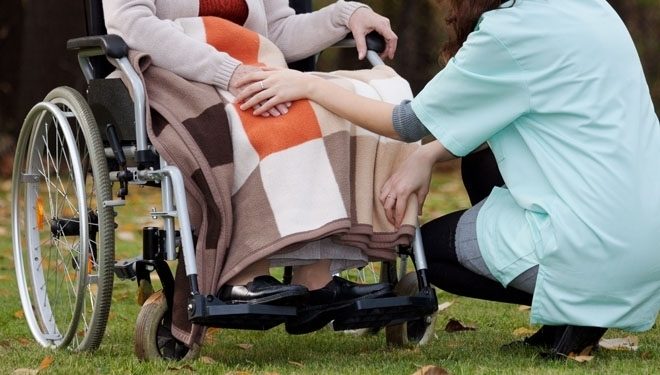 Peste 1.000 de asistenți personali din întreaga țară nu și-au primit salariul pentru luna martie: Explicațiile ministrului Muncii | VIDEO