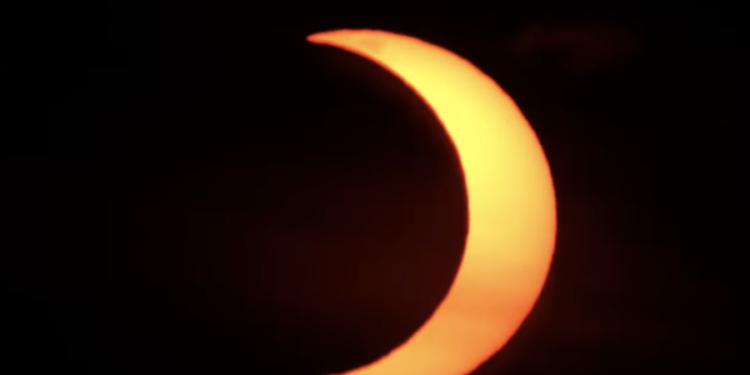 O eclipsă de lună a putut fi văzut, în seara de 5 mai. Imagini publicate de internauți