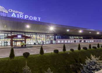 Șuieră vântul în Aeroportul din Chișinău, iar cel din Iași se sufocă de pasageri. Întrebare existențială: cine este beneficiarul?