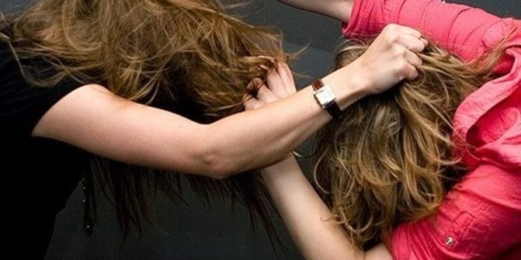 O femeie a stropit amanta concubinului cu substanță necunoscută. Medicii zic că-i chimie, iar bănuita insistă – uncrop