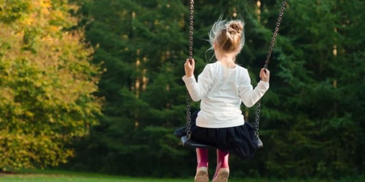 Un copil din Edineț a murit după ce a căzut din scrânciob. Tragedia a avut loc în Bălți, în timpul unei petreceri