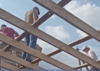 O adevărată dovadă de solidaritate și altruism: Zeci de oameni au sărit în ajutorul antrenoarei de hipism pentru a repara grajdul mistuit de flăcări | VIDEO