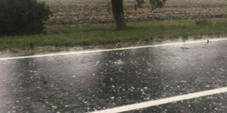 Дождь, сильный ветер и град размером с горошину. Стихия нанесла ущерб некоторым населенным пунктам страны | VIDEO