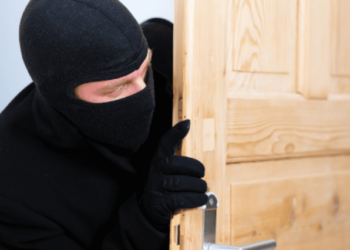 Cu cagulă pe cap, a intrat într-un magazin și a sustras obiecte de lux de peste 5 mln de lei. Făptașul, condamnat la ani grei de pușcărie