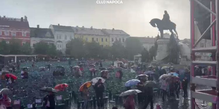 România: Ploi torenţiale şi vijelii în aproape jumătate de ţară. Oamenii au deschis geamurile să iasă apa din case