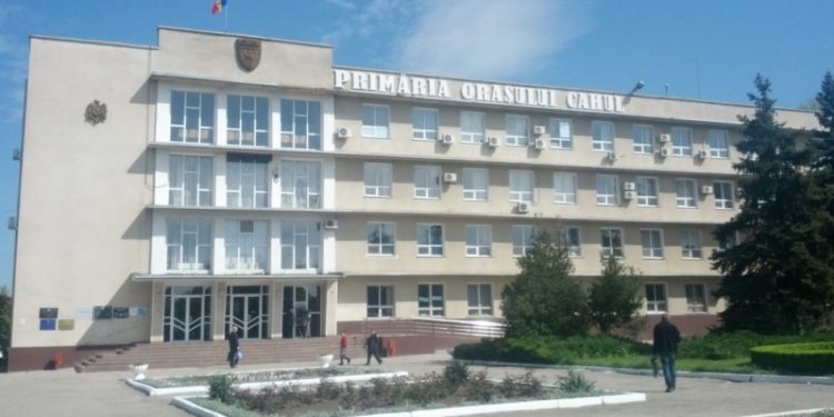 Ofițerii CNA și procurorii anticorupție au efectuat percheziții la secretarul Grupului de lucru în domeniul achiziţiilor publice din cadrul Primăriei Cahul