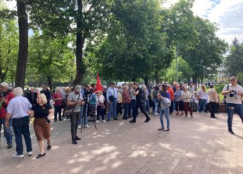 „Guvernarea vrea să dezbine societatea”. Un nou protest în fața Parlamentului, împotriva proiectului PAS de a schimba data și denumirea „Zilei Victoriei” | VIDEO