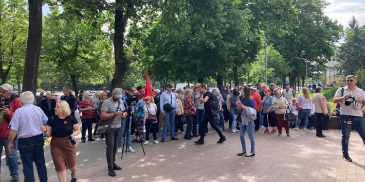 „Guvernarea vrea să dezbine societatea”. Un nou protest în fața Parlamentului, împotriva proiectului PAS de a schimba data și denumirea „Zilei Victoriei” | VIDEO