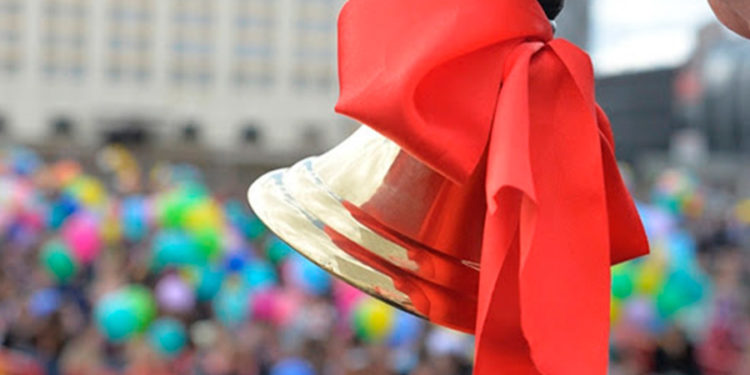 Careuri solemne cu discursuri ale profesorilor și tradiționalul vals al absolvenților. Ultimul sunet de clopoțel a răsunat astăzi în școlile din toată țara | VIDEO