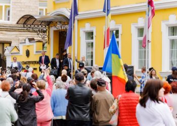 „Noi suntem poporul!”. Simpatizanții partidului „ȘOR” protestează din nou în fața Curții Constitiuționale unde este decisă soarta formațiunii politice