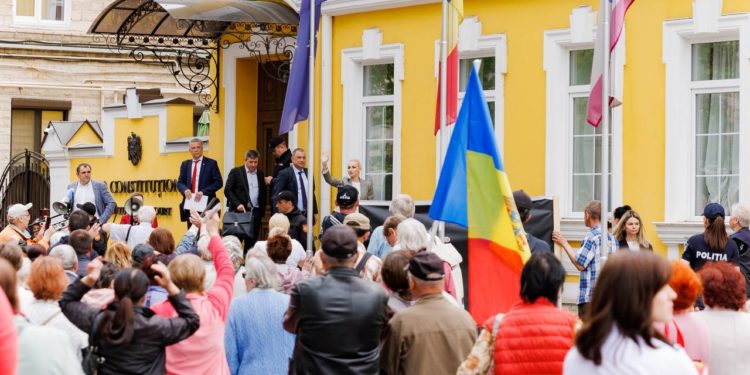 „Noi suntem poporul!”. Simpatizanții partidului „ȘOR” protestează din nou în fața Curții Constitiuționale unde este decisă soarta formațiunii politice