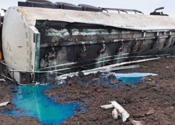 România: O cisternă încărcată cu motorină s-a răsturnat în Neamț. Este pericol de explozie, traficul e complet oprit