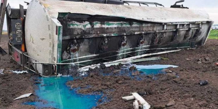 România: O cisternă încărcată cu motorină s-a răsturnat în Neamț. Este pericol de explozie, traficul e complet oprit