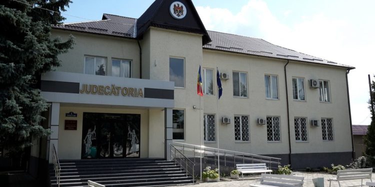 Ar fi filmat cum întreține relații sexuale cu minore în biroul de serviciu. Noi detalii despre profesorul de muzică condamnat în total la 29 de ani de pușcărie | VIDEO