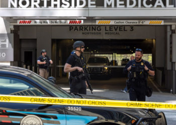 Nou atac armat în SUA. Agresorul a venit cu mama la spital și a deschis focul în camera de așteptare