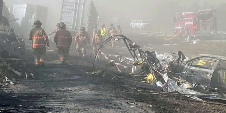 Carambol uriaș pe o autostradă din SUA: Peste 70 de mașini și camioane au intrat unele în altele, după o furtună de praf. Sunt decese