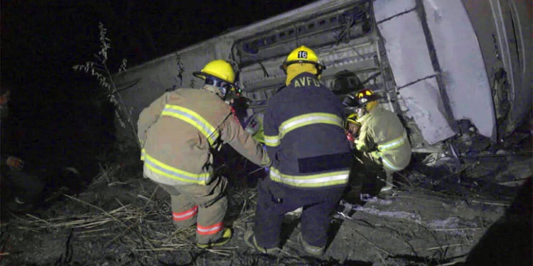 Un autobuz cu turiști s-a prăbușit într-o râpă, în Mexic: Cel puțin 18 oameni au murit | VIDEO