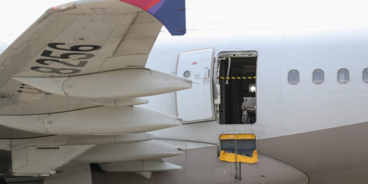 Motivul incredibil pentru care un pasager a deschis uşa avionului în timpul zborului | VIDEO