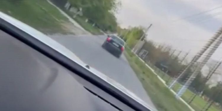 S-a luat la ceartă cu polițiștii, iar în încercarea de a fugi, le-a avariat mașina. O femeie a pus pe jar oamenii legii din Ungheni