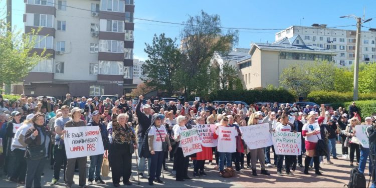 Marina Tauber, adusă în fața magistraților. Judecătorii examinează demersul procurorilor pe fundalul protestelor organizate de susținătorii deputatului | VIDEO