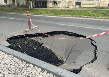 O groapă imensă apărută pe o stradă din centrul capitalei a dat traficul rutier peste cap. Șoferi: Așa-i în tot orașul. Achităm taxe și impozite, dar drumuri nu avem | VIDEO