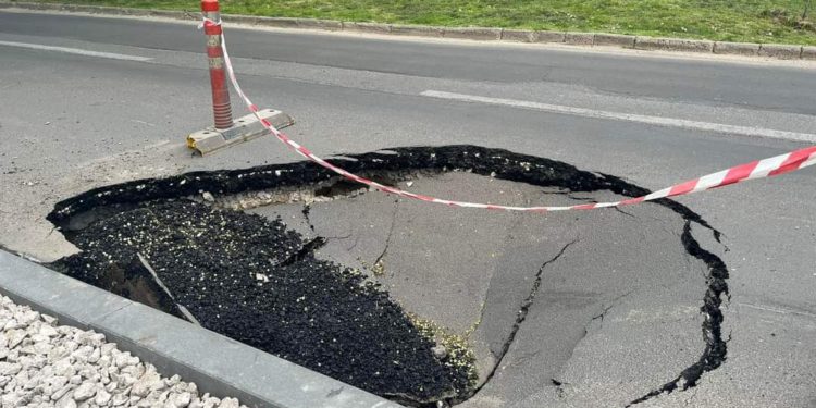 O groapă imensă apărută pe o stradă din centrul capitalei a dat traficul rutier peste cap. Șoferi: Așa-i în tot orașul. Achităm taxe și impozite, dar drumuri nu avem | VIDEO