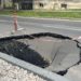 O groapă imensă apărută pe o stradă din centrul capitalei a dat traficul rutier peste cap. Șoferi: Așa-i în tot orașul. Achităm taxe și impozite, dar drumuri nu avem | VIDEO