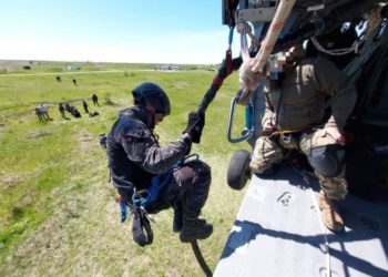 Вертолет Black Hawk снова пролетит над Кишиневом. Полиция предупредила о ночных учениях в столице