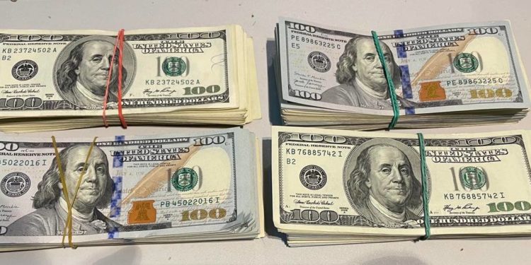 A declarat că scoate din țară 20 de mii de dolari, dar avea mai mulți: Ce sumă a lăsat la Aeroport o femeie