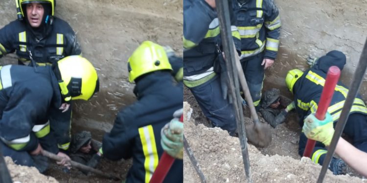 „Ei de vreo lună sapă acel fundament, însă situația a ieșit de sub control”. Ce spun martorii despre incidentul unde un mal de pământ s-a prăbușit peste doi munictori | VIDEO