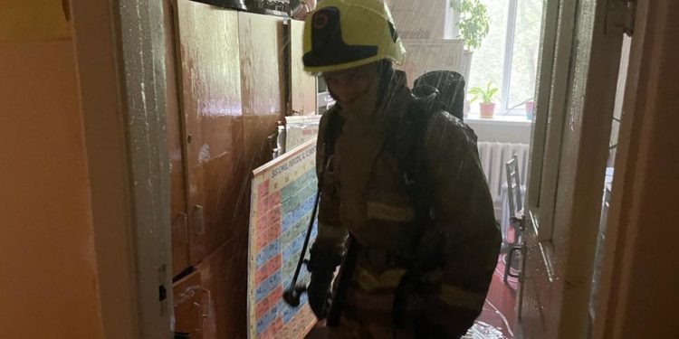 Incendiu la un liceu din capitală: Flăcările au izbucnit în cabinetul de chimie
