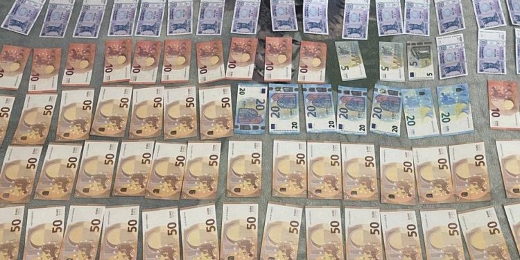 Confecționau și vindeau acte false: Printre clienții suspecților erau și infractori care se ascundeau de poliție | VIDEO