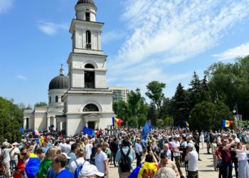 Fără controale ale poliției, cu transport organizat de primării, cu ajutorul „voluntarilor” și fără a ști cine și-a asumat cheltuielile. Cum s-a desfășurat Adunarea Națională „Moldova Europeană” | VIDEO