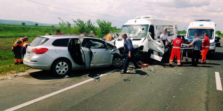 Accident grav cu implicare unui microbuz de rută, la Orhei: Două decese și 12 persoane traumatizate