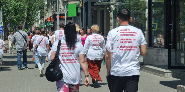 Protest în ajunul summitului CPE: Centrul Chișinăului, împânzit de „tricouri albe” cu mesaje anti-guvernamentale