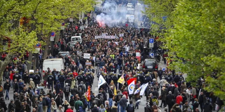Proteste violente în Franța. Sindicaliștii au mobilizat peste 2 milioane oameni pentru manifestațiile de Ziua Muncii | VIDEO