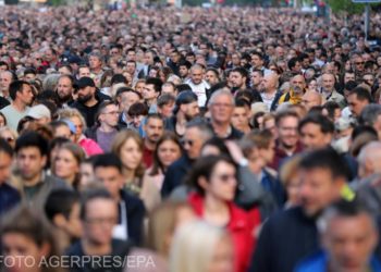 Mii de sârbi au protestat împotriva violenţei după cele două atacuri armate