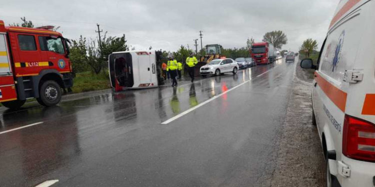 Cod Roşu de Intervenţie în Buzău, pe „Drumul Morții”, după un accident rutier în care a fost implicat un autocar cu 32 de persoane | FOTO